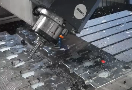 MATRICI E MOULDS DI MAYMO IBARMIA: geometrie complesse e cavità multiple